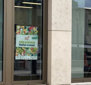 Poster der Aktionstage Faire Woche hängt im Außenfenster der Rathauskantine