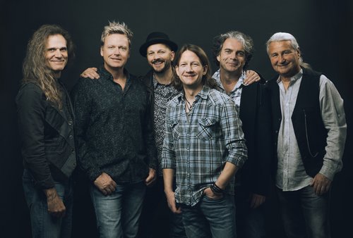Bandfoto mit sechs Männern