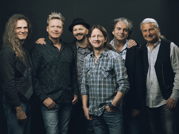 Bandfoto mit sechs Männern
