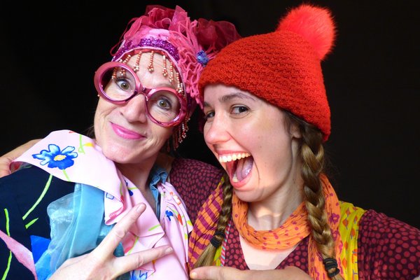 Zwei Schauspielerinnen als Rotkäppchen und Oma verkleidet