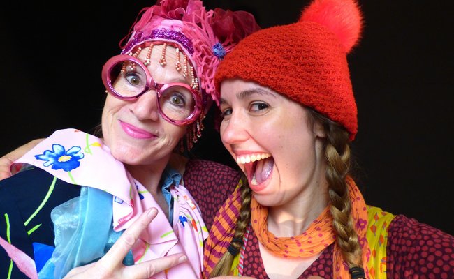Zwei Schauspielerinnen als Rotkäppchen und Oma verkleidet