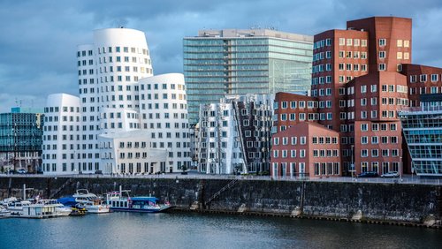 Außenansicht der Gebäude im Medienhafen Düsseldorf