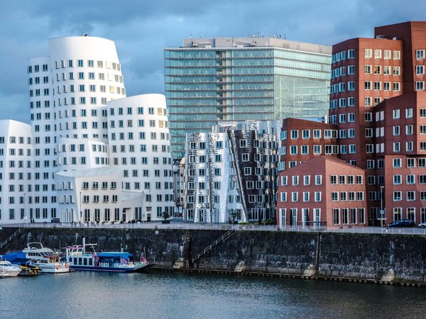 Außenansicht der Gebäude im Medienhafen Düsseldorf
