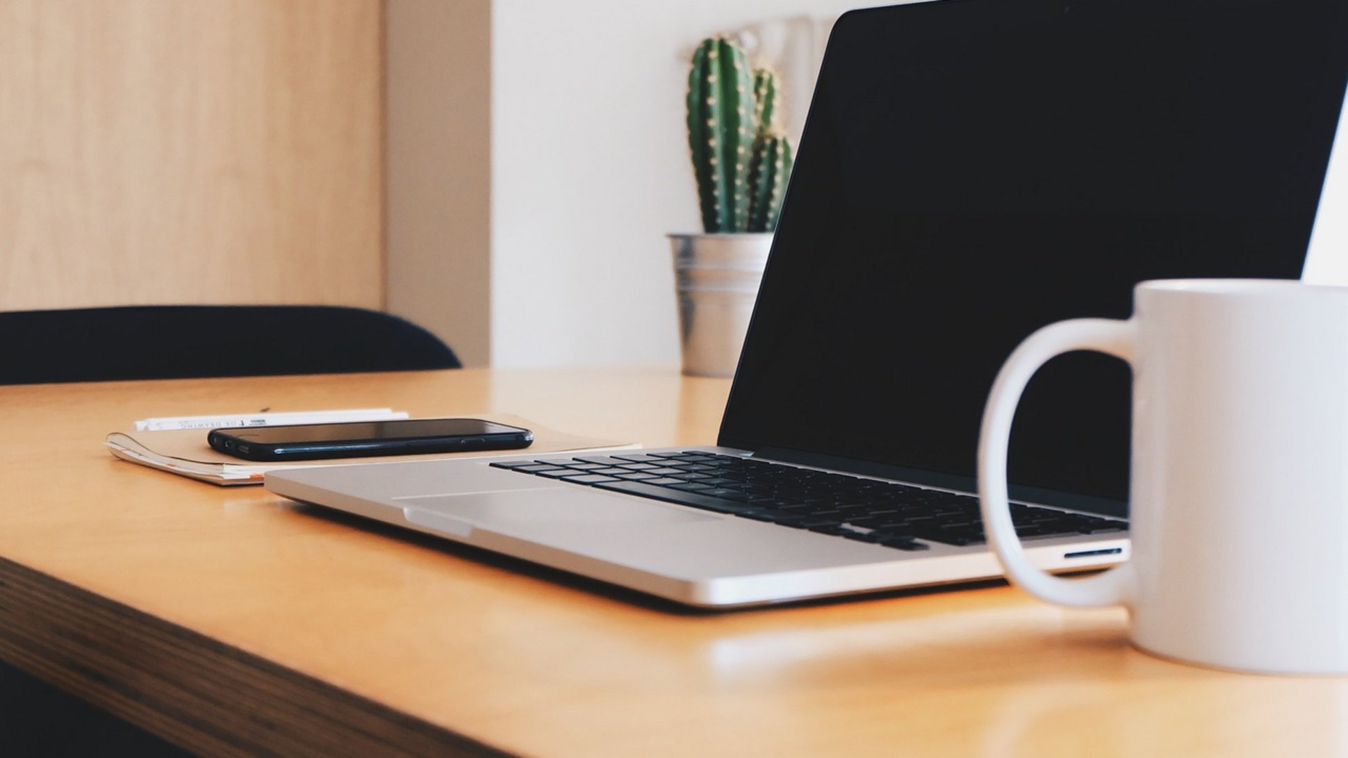 Es ist ein Arbeitsplatz zu sehen.