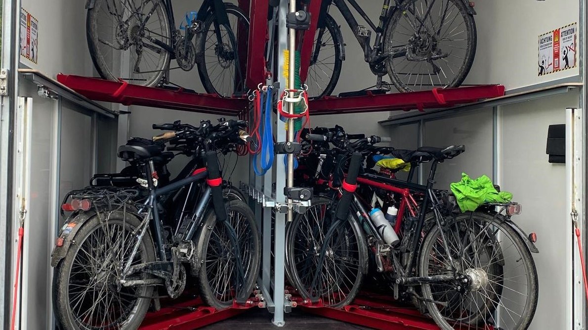 Fahrräder im Fahrradanhänger