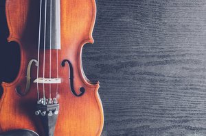 Violine mit dunklem Hintergrund
