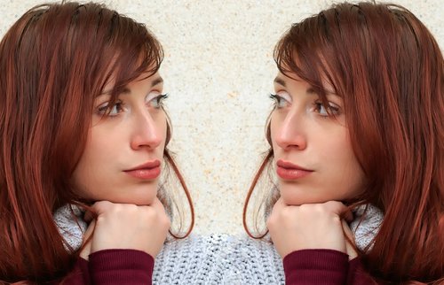 Zwei Frauen schauen sich an 