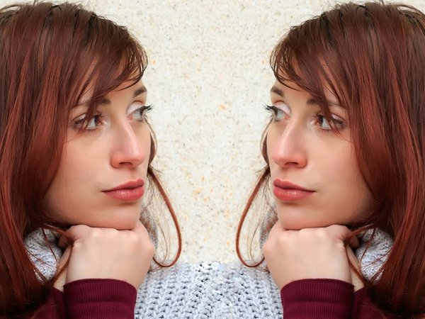 Zwei Frauen schauen sich an 