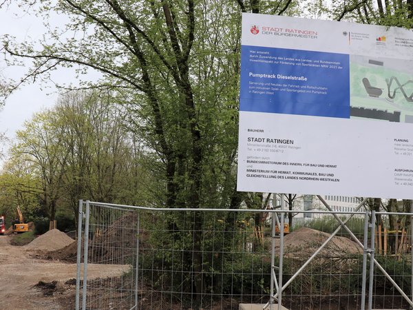 Baustellenschild und Baufeld