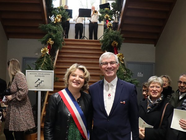 Bürgermeisterin Marie-Sophie Lesne begrüßt Bürgermeister Klaus Pesch in Le Quesnoy im Rathaus