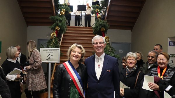 Bürgermeisterin Marie-Sophie Lesne begrüßt Bürgermeister Klaus Pesch in Le Quesnoy im Rathaus