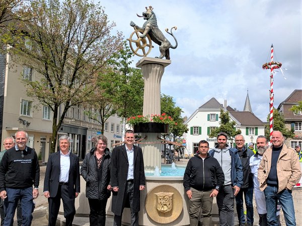 Mehrere Personen stehen vor dem Marktbrunnen