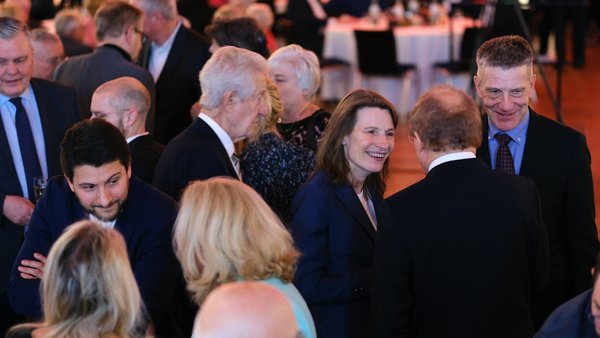 Menschengruppe beim Neujahrsempfang in der Stadthalle