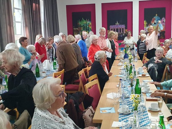 Feiernde Seniorinnen und Senioren