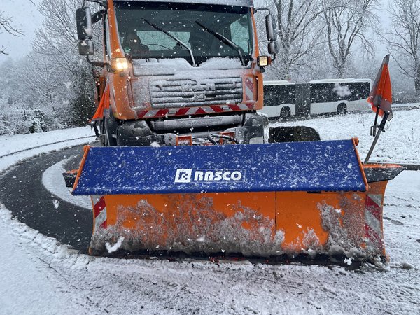 Schneefahrzeug räumt Schnee von einer Straße