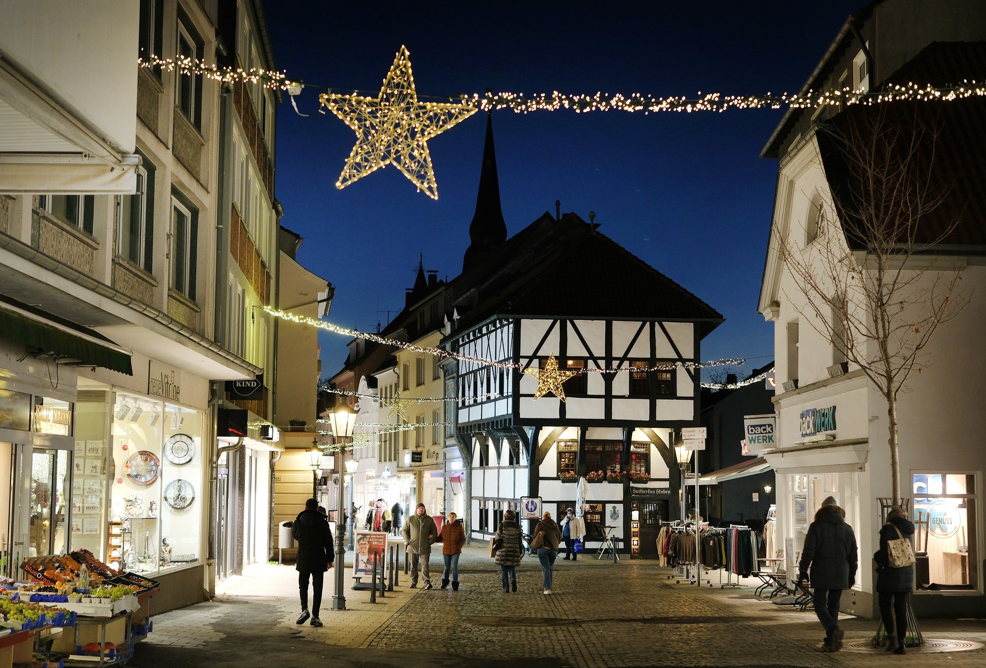 Die in der Vorweihnachtszeit festlich beleuchtete Oberstraße