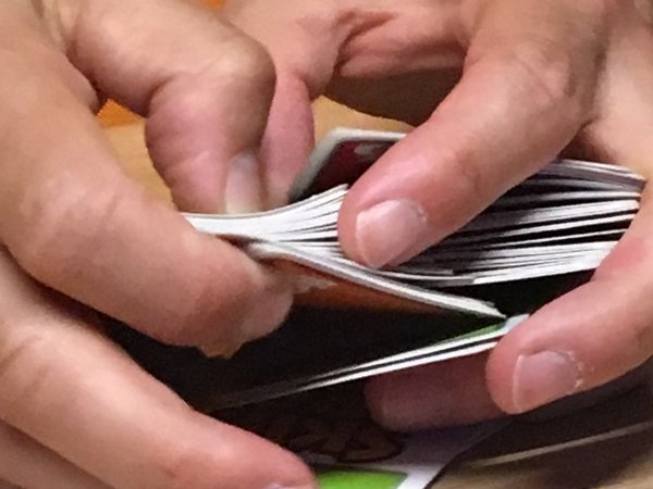 Hände halten Spielkarten