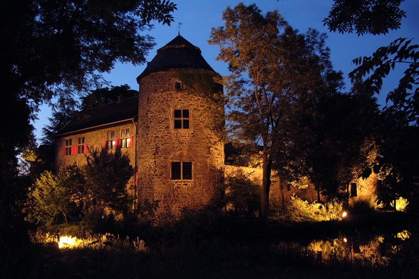 Beleuchtetes Haus zum Haus bei Nacht