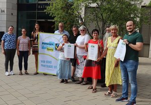 Die Fairtrade-Stadt-Steuerungsgruppe steht vor dem Ratinger Rathaus 