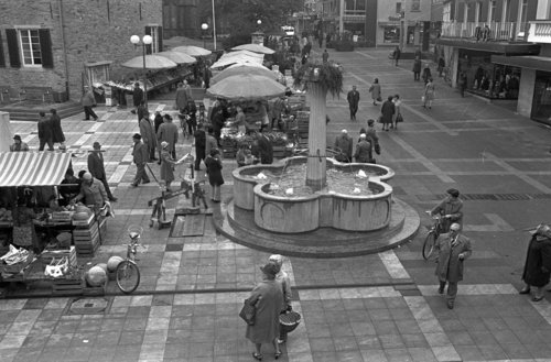 Hostorische Aufnahme: Marktplatz mit Brunnen