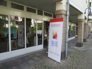 Das Foto zeigt ein Informationsschild bezüglich der Kunstgalerie des Kunstvereins Ratinger Maler e.V.