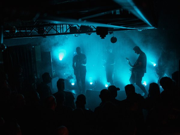Band im Lichternebel auf einer Bühne 