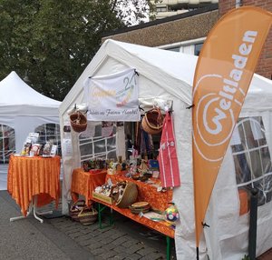 Informations- und Verkaufsstand des Weltladen auf dem Handwerkermarkt in Lintorf