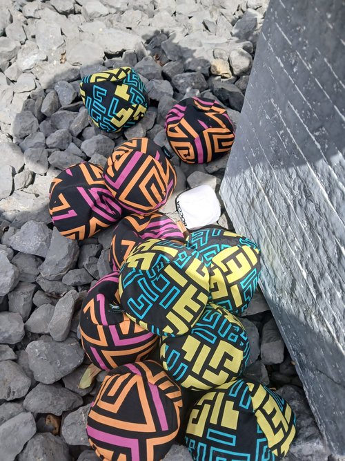 mehrere kleine bunte Bälle 