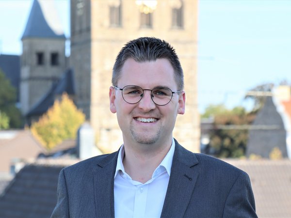 Bürgermeister Anders vor St. Peter und Paul