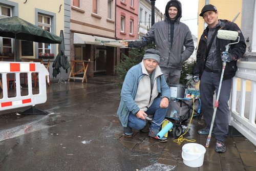 Drei Männer mit Pinseln und Farbeimern