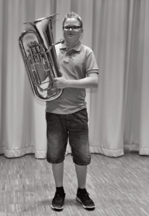 Kind mit Tenorhorn