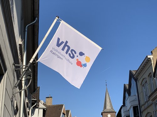 VHS-Fahne am Gebäude