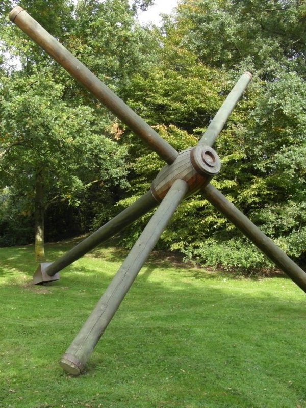 Kunstwerk von Johannes Lenhart auf einer Wiese; großes Drehkreuz