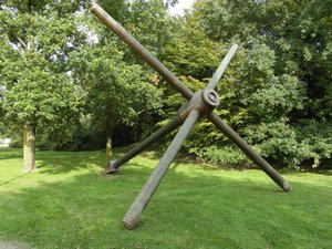 Kunstwerk von Johannes Lenhart auf einer Wiese; großes Drehkreuz