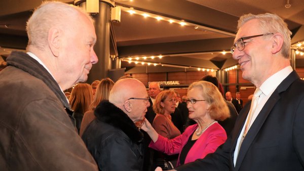 Bürgermeister Klaus Pesch begrüßt den Ehrenringträger Dr. Alfred Dahlmann