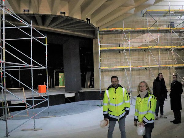 Mehrere Personen im entkernten Stadttheater