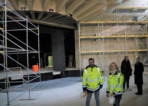 Mehrere Personen im entkernten Stadttheater