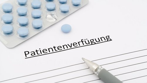 Stift liegt auf einem Papier mit der Überschrift "Patientenverfügung" 