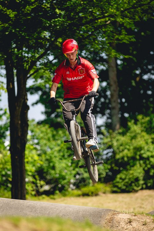 Biker beim Sprung