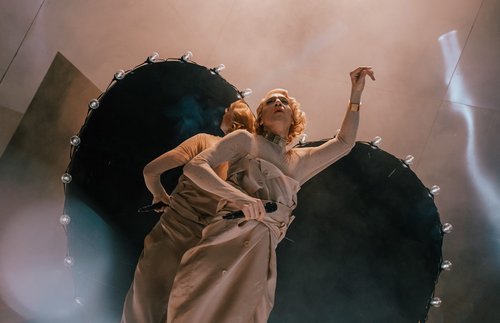 Bühnenszene mit einer Frau