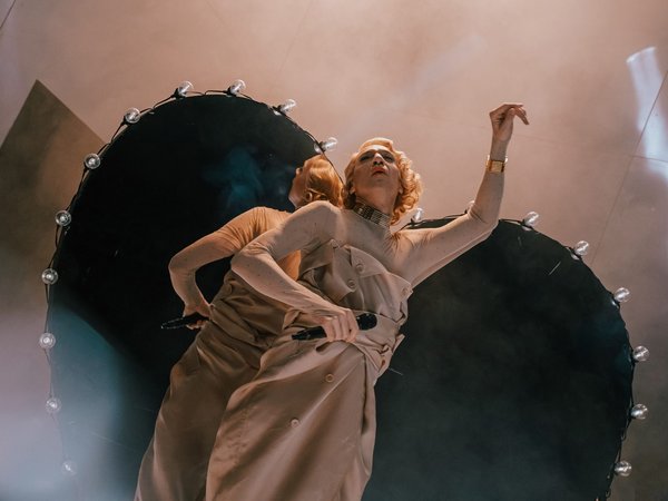 Bühnenszene mit einer Frau