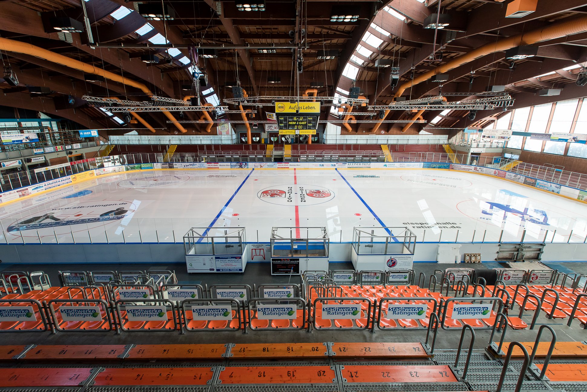 Innenaufnahme der Eissporthalle
