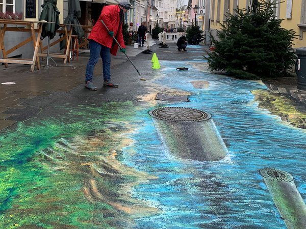 Kunstwerk auf Straßenbelag 
