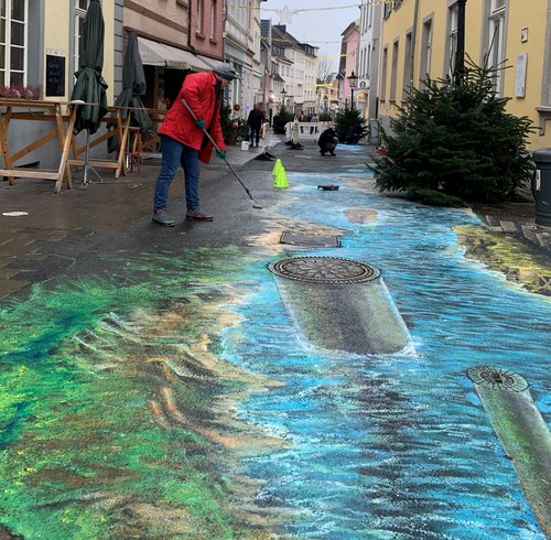 Kunstwerk auf Straßenbelag 