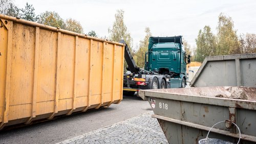 Zwei Container und ein Laster