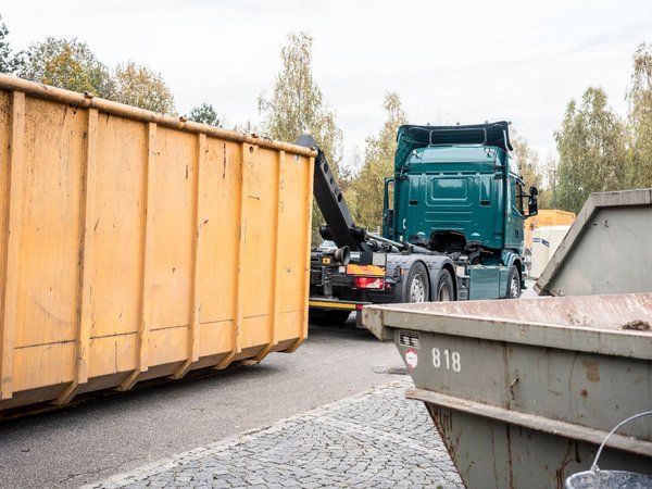 Zwei Container und ein Laster