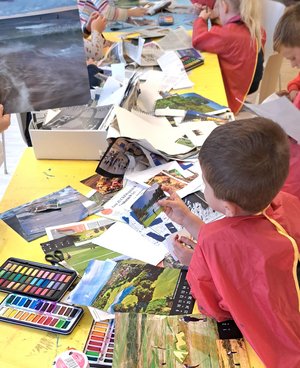 Teilnehmende bei einem Upcycling Workshop im Museum Ratingen