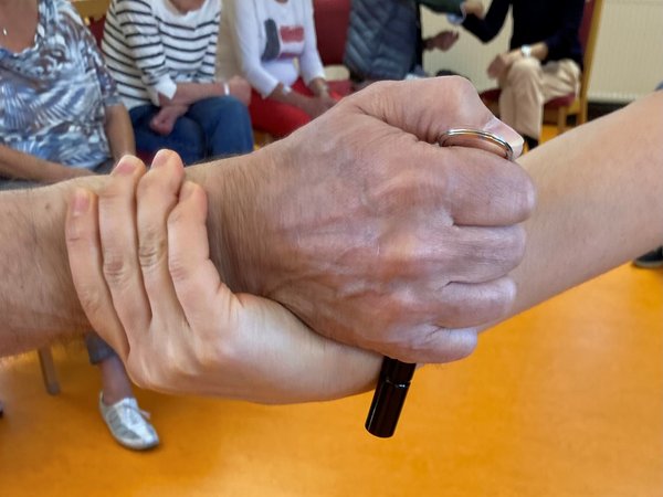 Zwei Hände ringen miteinander