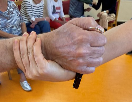 Zwei Hände ringen miteinander