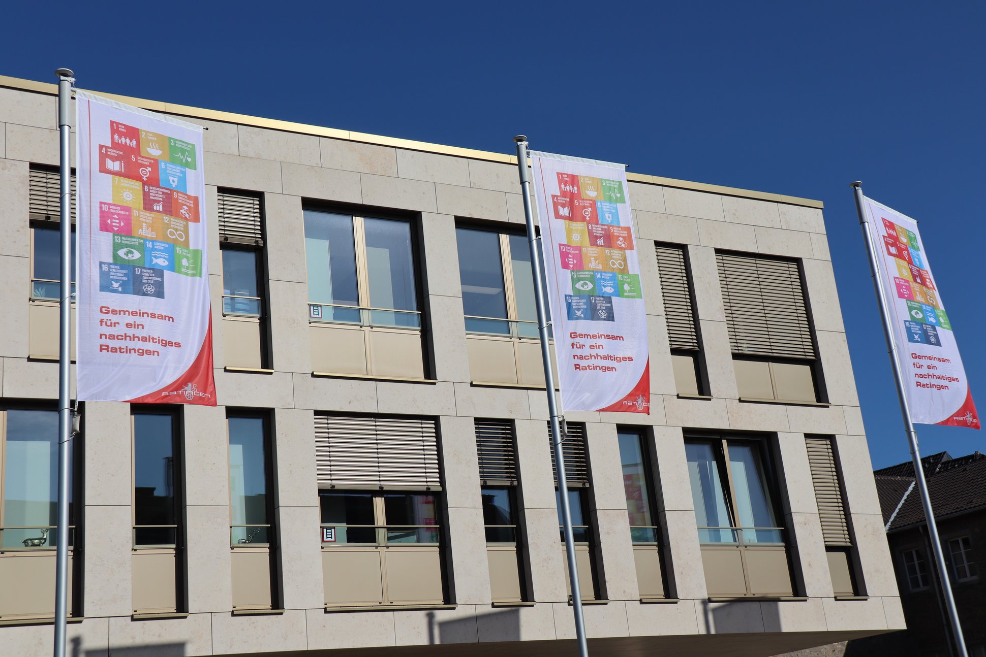 Fahnen vor dem Ratinger Rathaus für ein nachhaltiges Ratingen